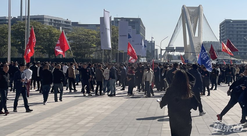 华为最强智选车46.98万开卖！能扛住卡车前后夹击，贴身大战理想L9