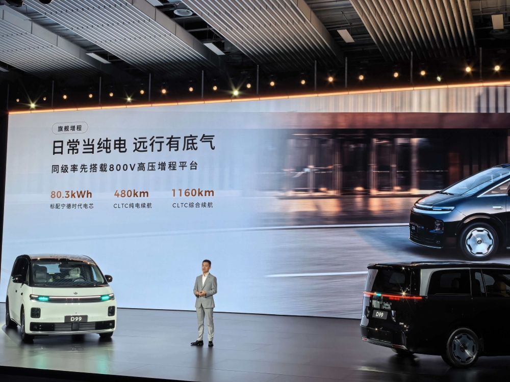25万入手旗舰MPV！零跑又掀桌子了，朱江明喊话对标埃尔法
