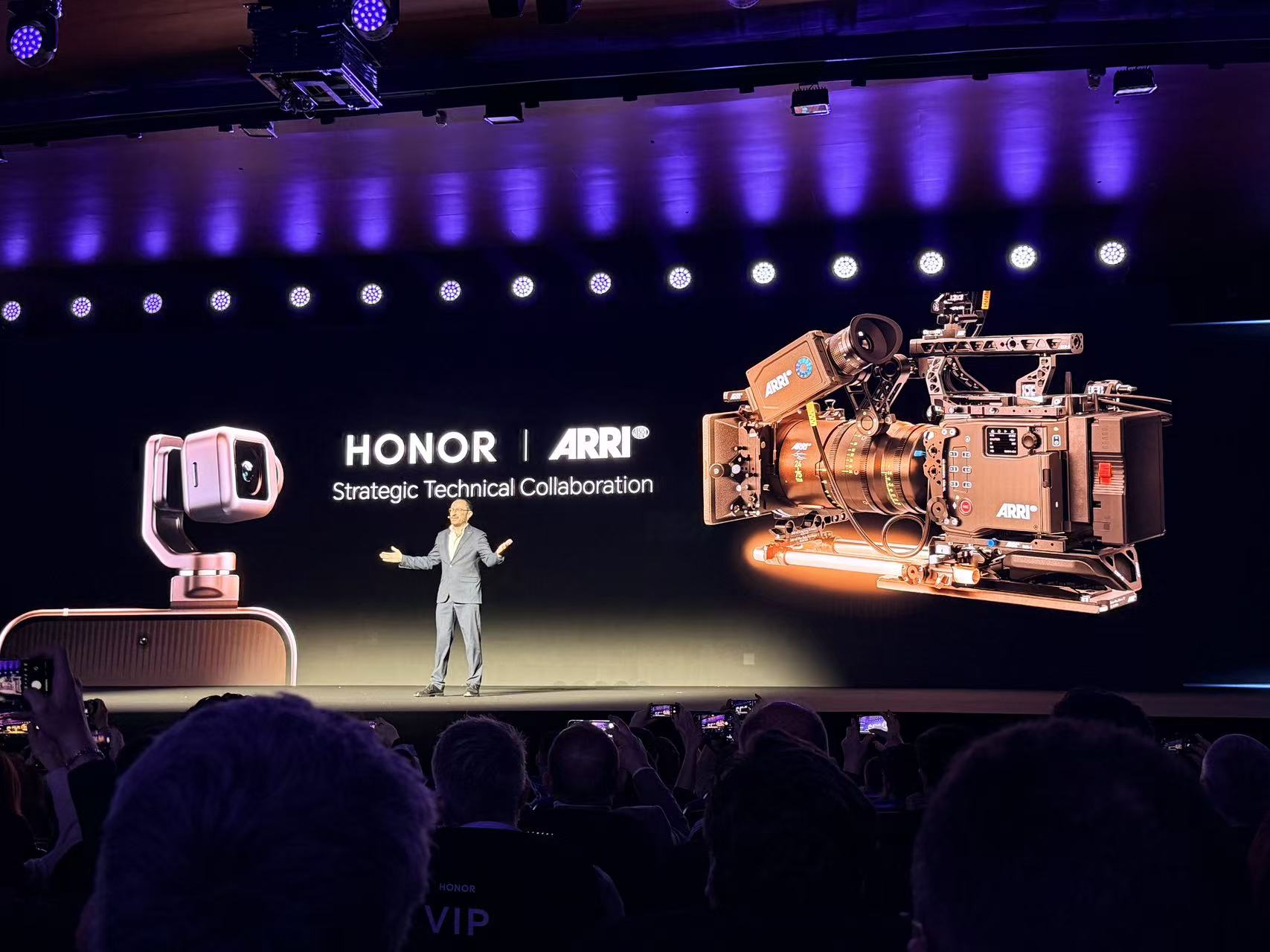 刚刚，荣耀人形机器人热舞亮相欧洲！全球第一个“机器人手机”真机首秀