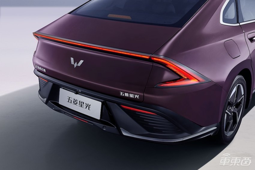 五菱首款混动轿车亮相，搭载自研混动技术与电池技术