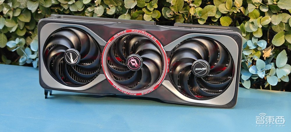 最强AI显卡一手实测!英伟达RTX 5090 D满满狠活:老黄诚不我欺