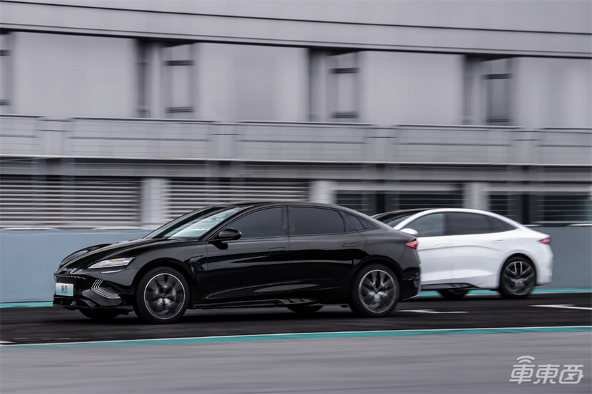 比亚迪海豹荣耀版17.98万起售!纯电续航700km,零百加速3.8秒