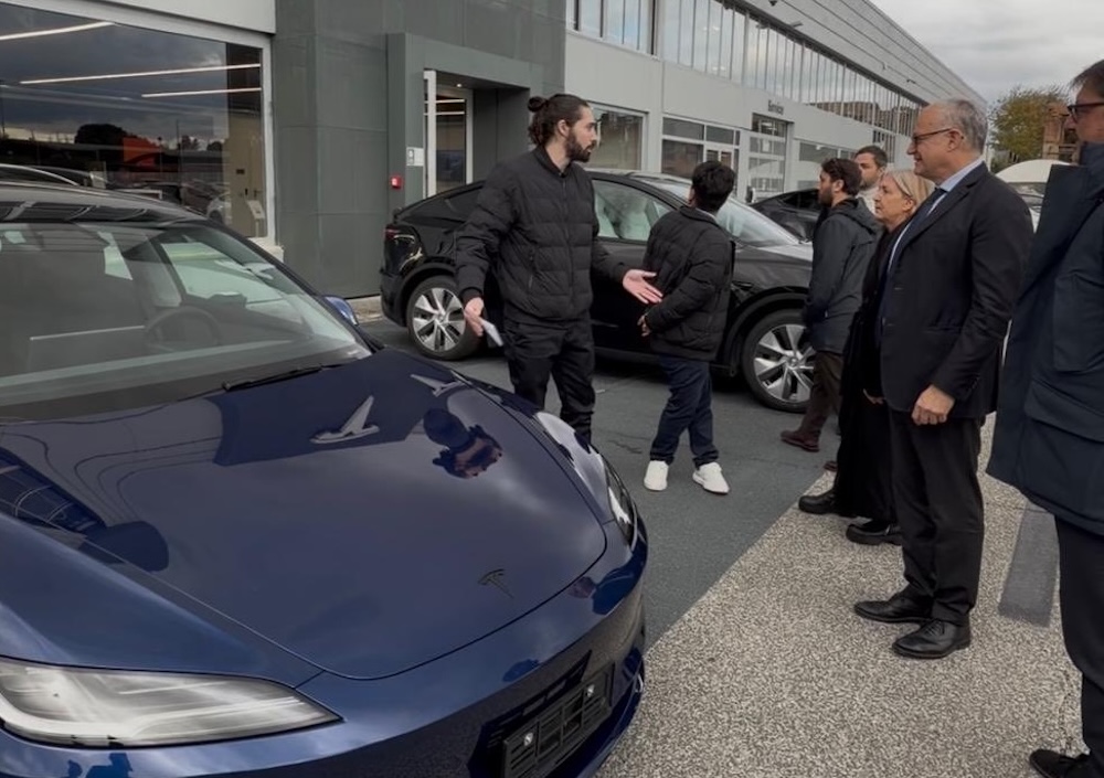 特斯拉支持开车玩手机了！？马斯克：要视周围交通情况而定