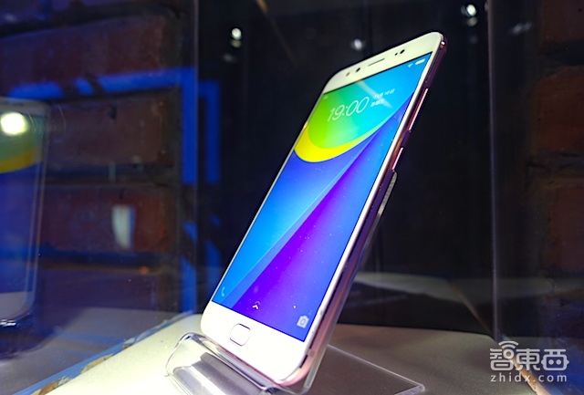 前置2000万柔光双摄大屏X9Plus开售 自拍也能定义虚化