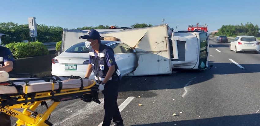 特斯拉在台湾撞上侧翻货车 L2级自动驾驶未反应