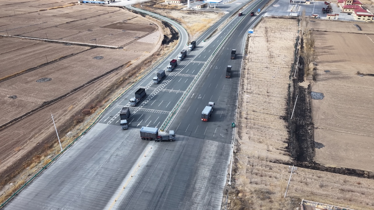 三大海外主权基金共同押注，DeepWay深向把重卡L4编队开进真实干线