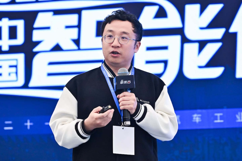中国汽车产业掀起“AI革命”！汽车智能化创新峰会观点交锋，18位大咖共话智能化下半场