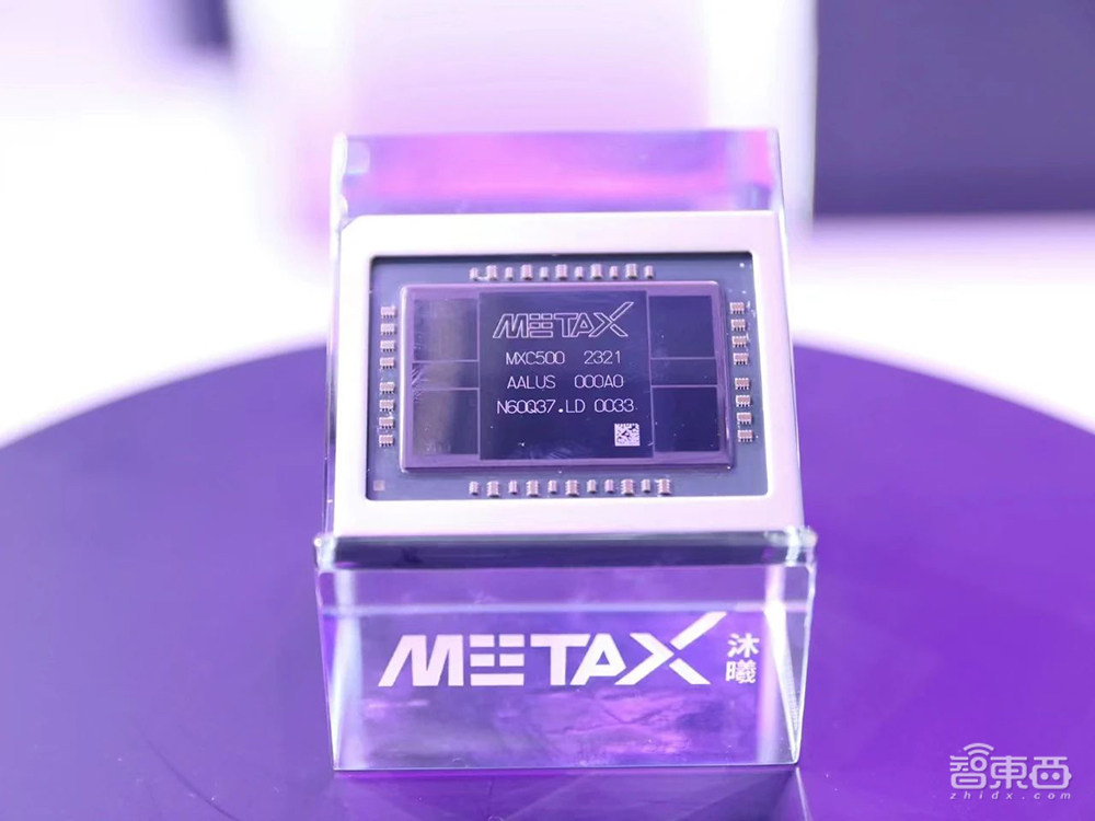 大模型乱斗，AI芯片狂欢