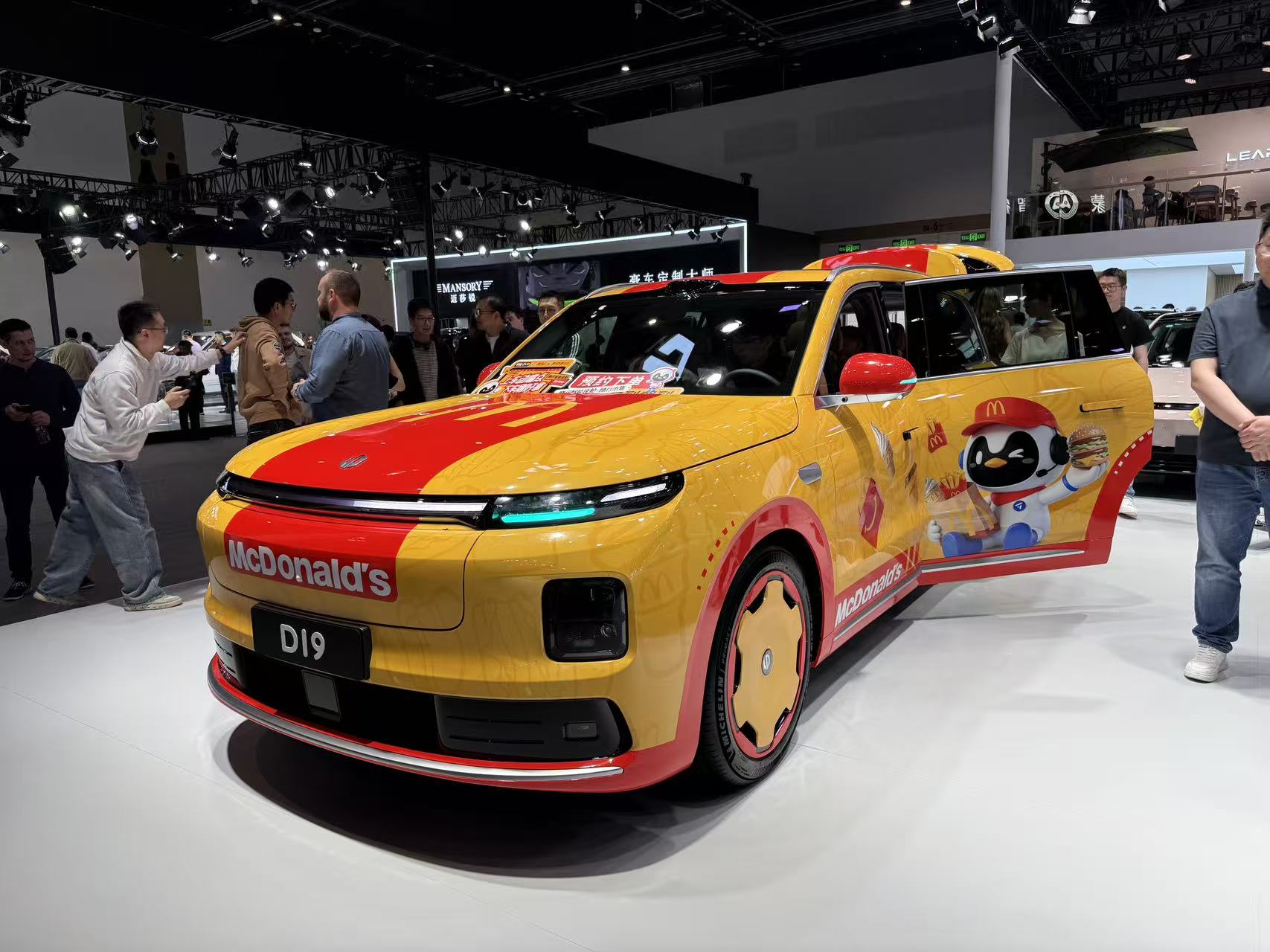 史上最大北京车展开幕！车企狠卷大三排SUV，舱驾融合、Agent上车成新趋势