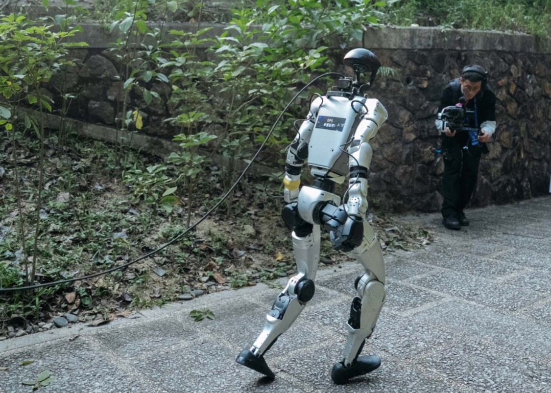 机器人香港开启极限挑战,丢掉遥控器,硬刚全自主!