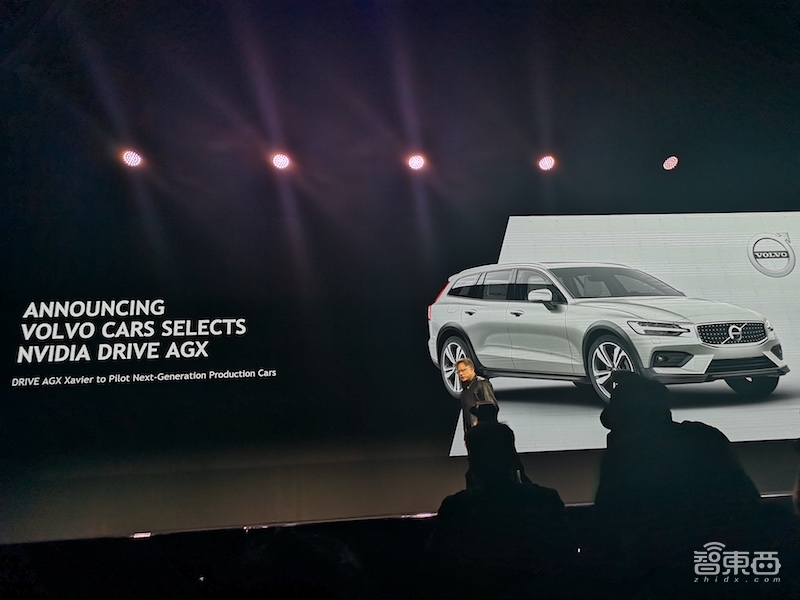 黄仁勋现场秀AI跳舞！联合美团打造无人外卖车