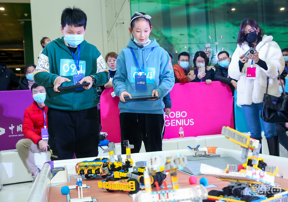 中小学生的机器人“大战”！新科技让AI教育“玩”起来