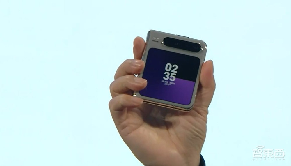 剛剛，余承東掏出純血鴻蒙折疊機，擁抱DeepSeek，微信大升級，華為鴻蒙電腦來了