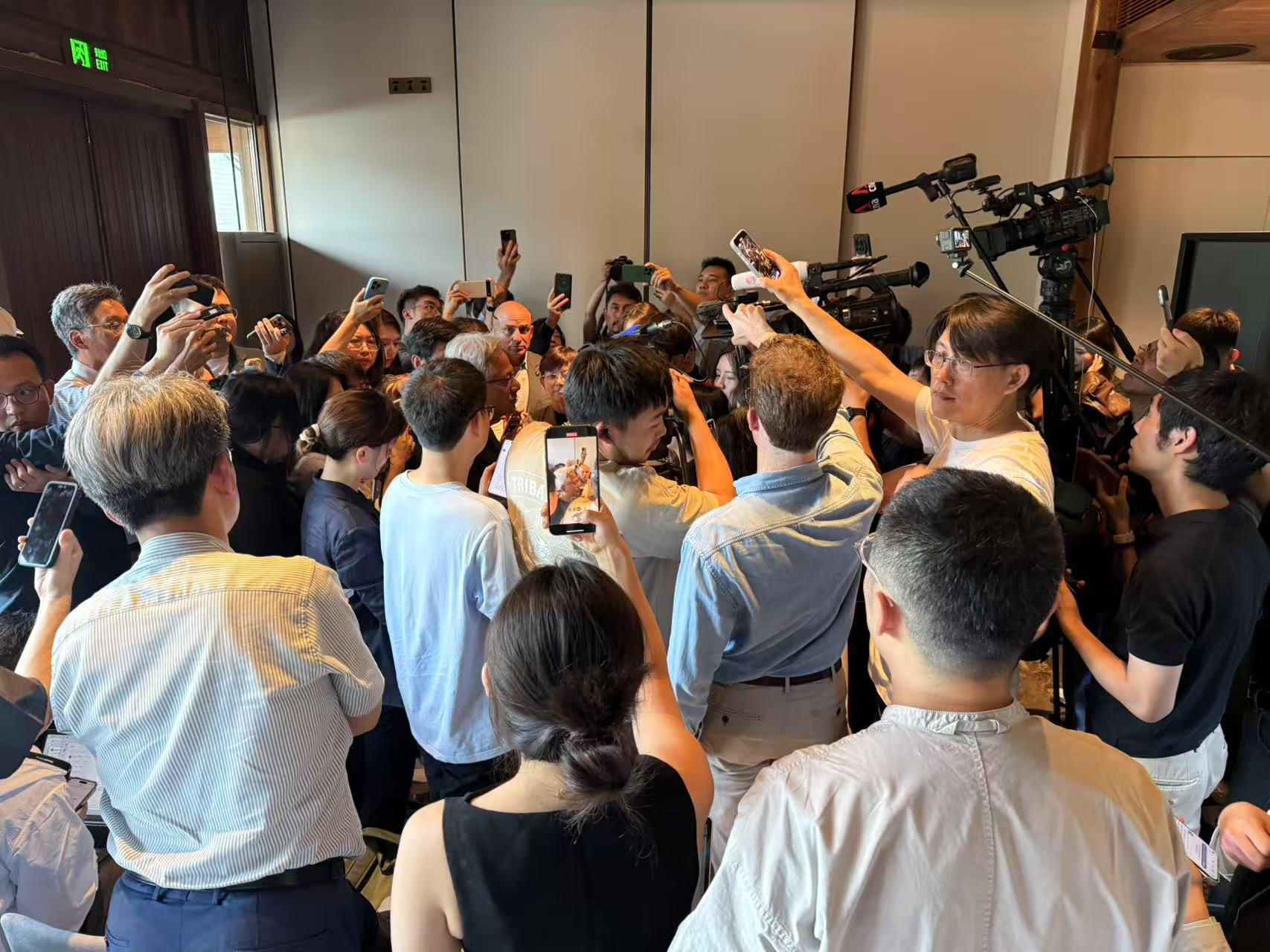 与黄仁勋北京对谈90分钟:54问无所不谈,夸雷军,赞华为,点名蔚小理