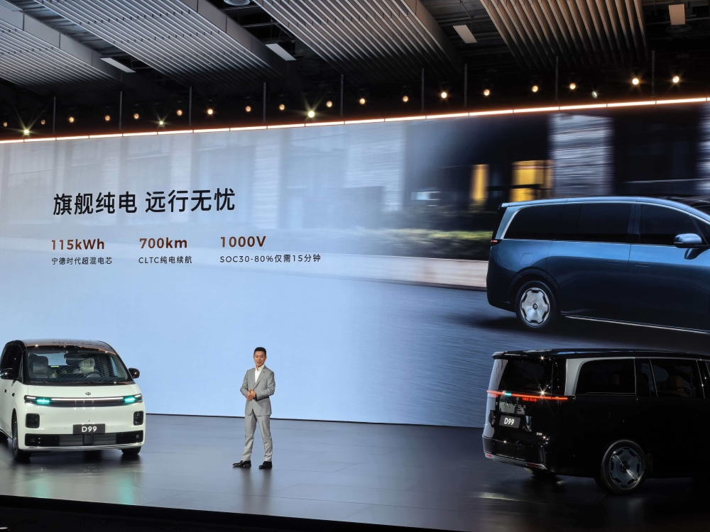 25万入手旗舰MPV！零跑又掀桌子了，朱江明喊话对标埃尔法