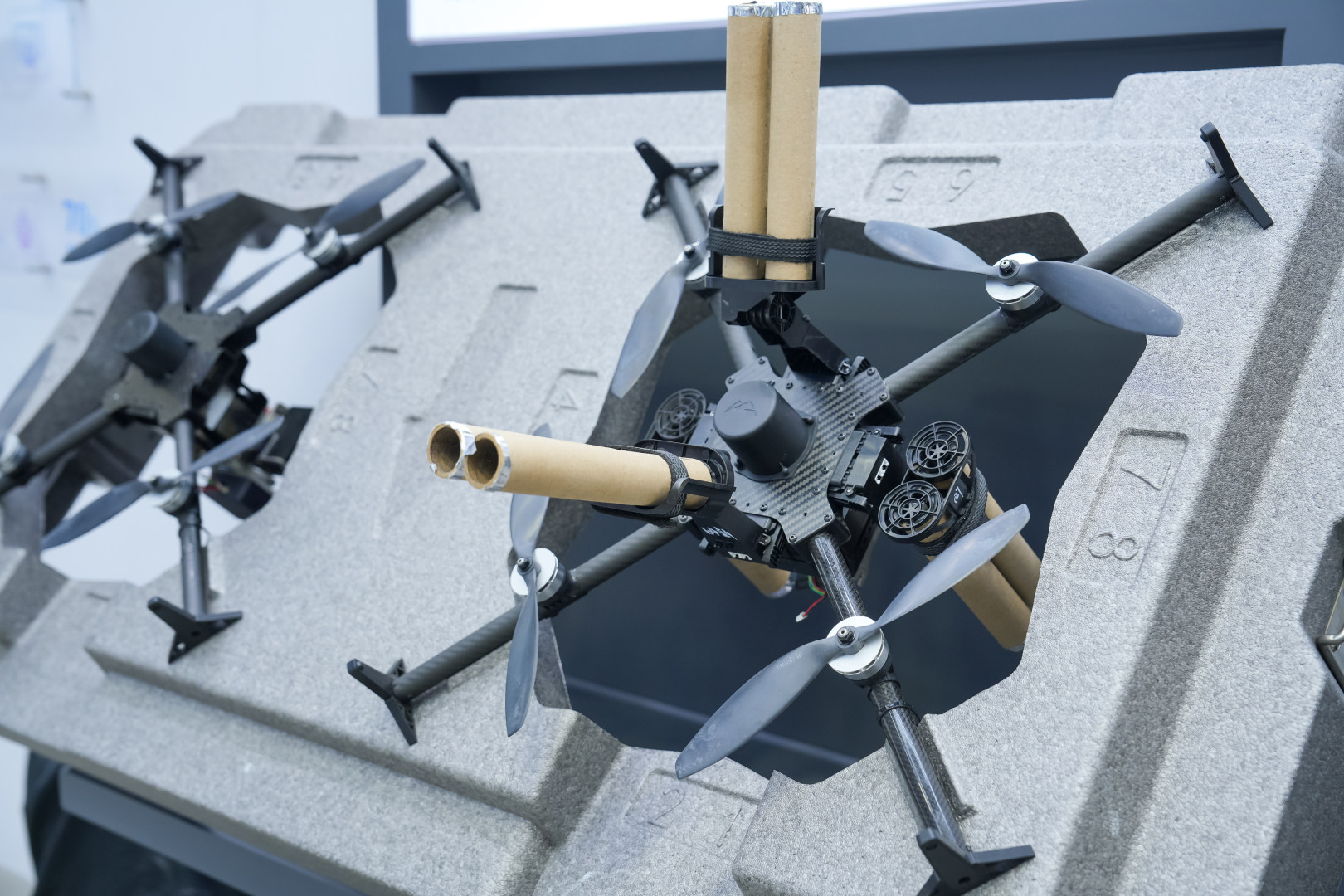 大漠大发布新战略与多款无人机集群新品,布局低空集群具身智能