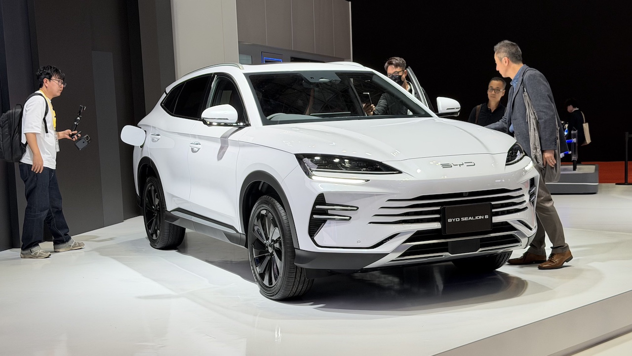 比亚迪扎根日本20年交卷：特供小车明年上市，首款插混车型亮相