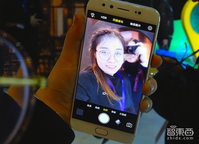 前置2000万柔光双摄大屏X9Plus开售 自拍也能定义虚化