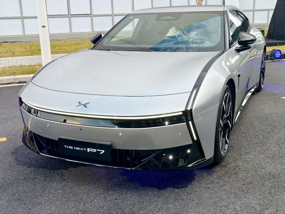 何小鹏像素级致敬雷军！全新P7赛道刷圈超SU7，送黄金车标，21.98万开卖