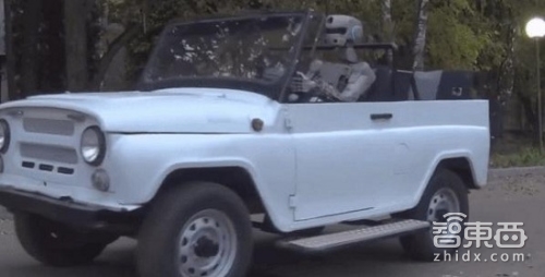 智东西晚报:俄罗斯人形机器人能开车上路 GoPro业务调整裁员达15%