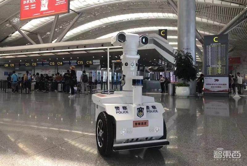 抗疫一线的户外机器人大军:测温、喊话24小时不休