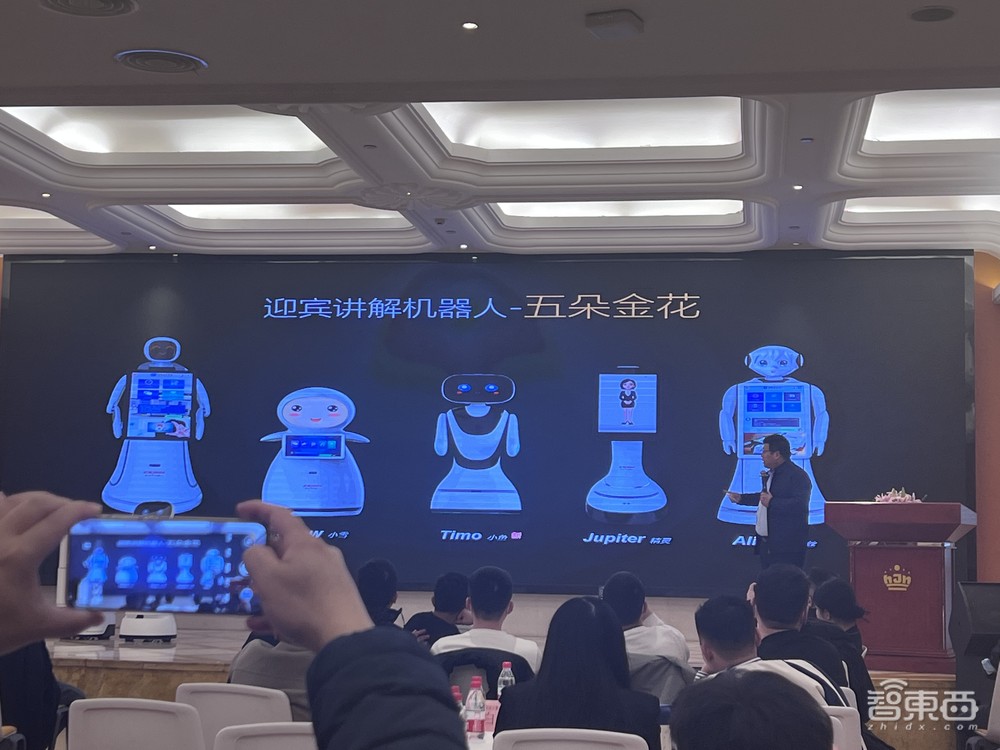 穿山甲机器人推出ChatGPT版迎宾机器人,售价9999元起,独家对话CEO宋育刚