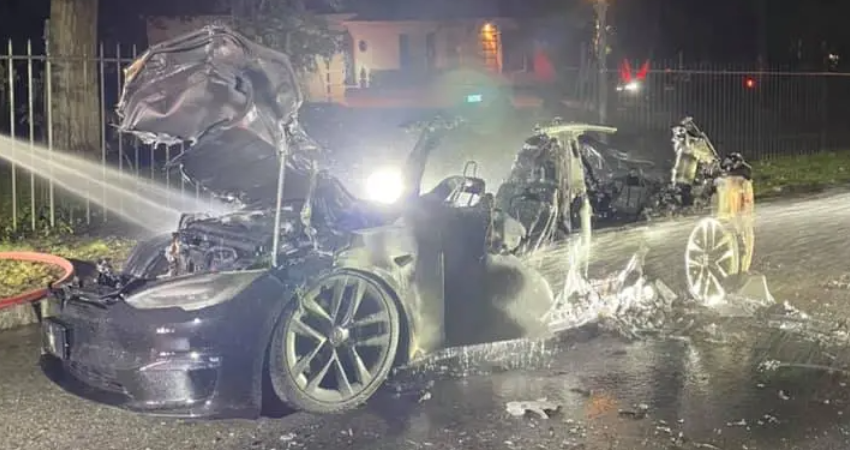 新款Model S莫名失火！大火超三小时，车辆完全被烧毁