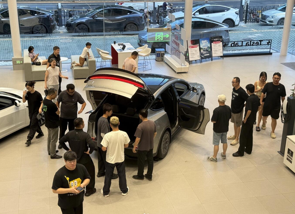 特斯拉Model Y L卖爆了！6天卖空一个月产能，工作日顾客挤爆门店，暴雨还来看车