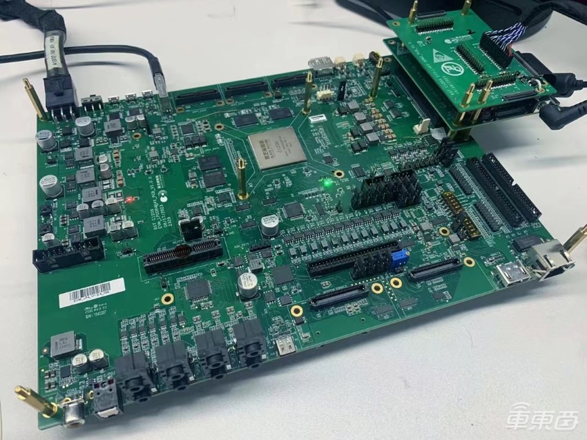 不止舱驾一体，更能一芯多用，首款跨域融合芯片方案完成功能验证