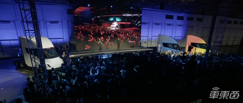 特斯拉电动卡车正式交付！拉37吨货跑800公里，百事可乐第一个提车