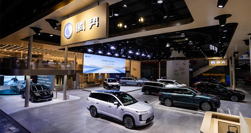 腾势汽车全家族车型亮相广州车展，N8L、D9等热门车型前聚满观众