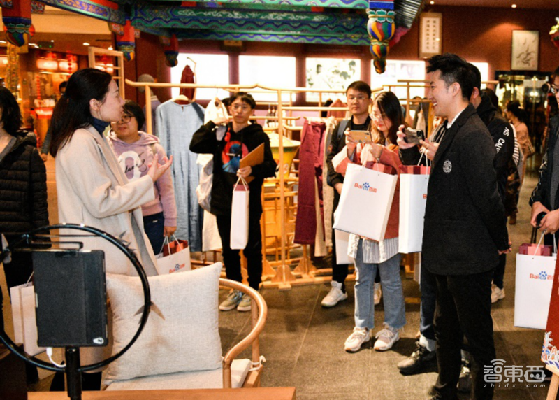 “1秒”作诗的AI机器人来了,百度联合老舍茶馆打造国内首个“AI茶馆”