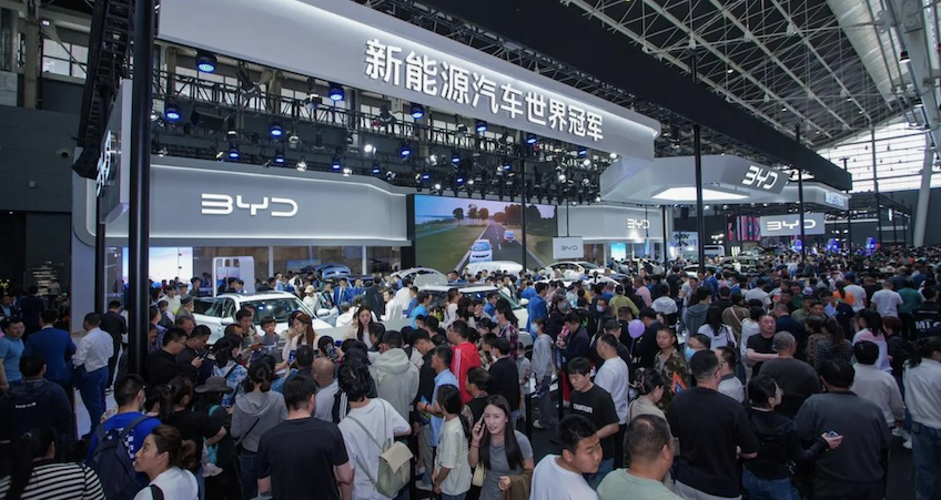 比亚迪终结特斯拉时代！全球纯电销冠易主，车市迎来“中国时刻”