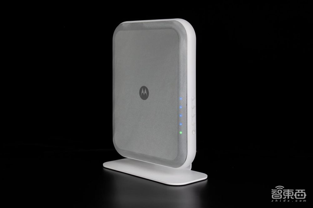 聯(lián)想CEO化身潮流達(dá)人？摩托羅拉秀隔空充電，內(nèi)置1600根天線