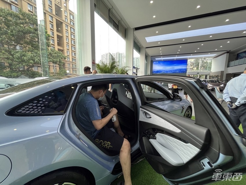 6万人等提车，特斯拉平替，比亚迪海豹有这么火？