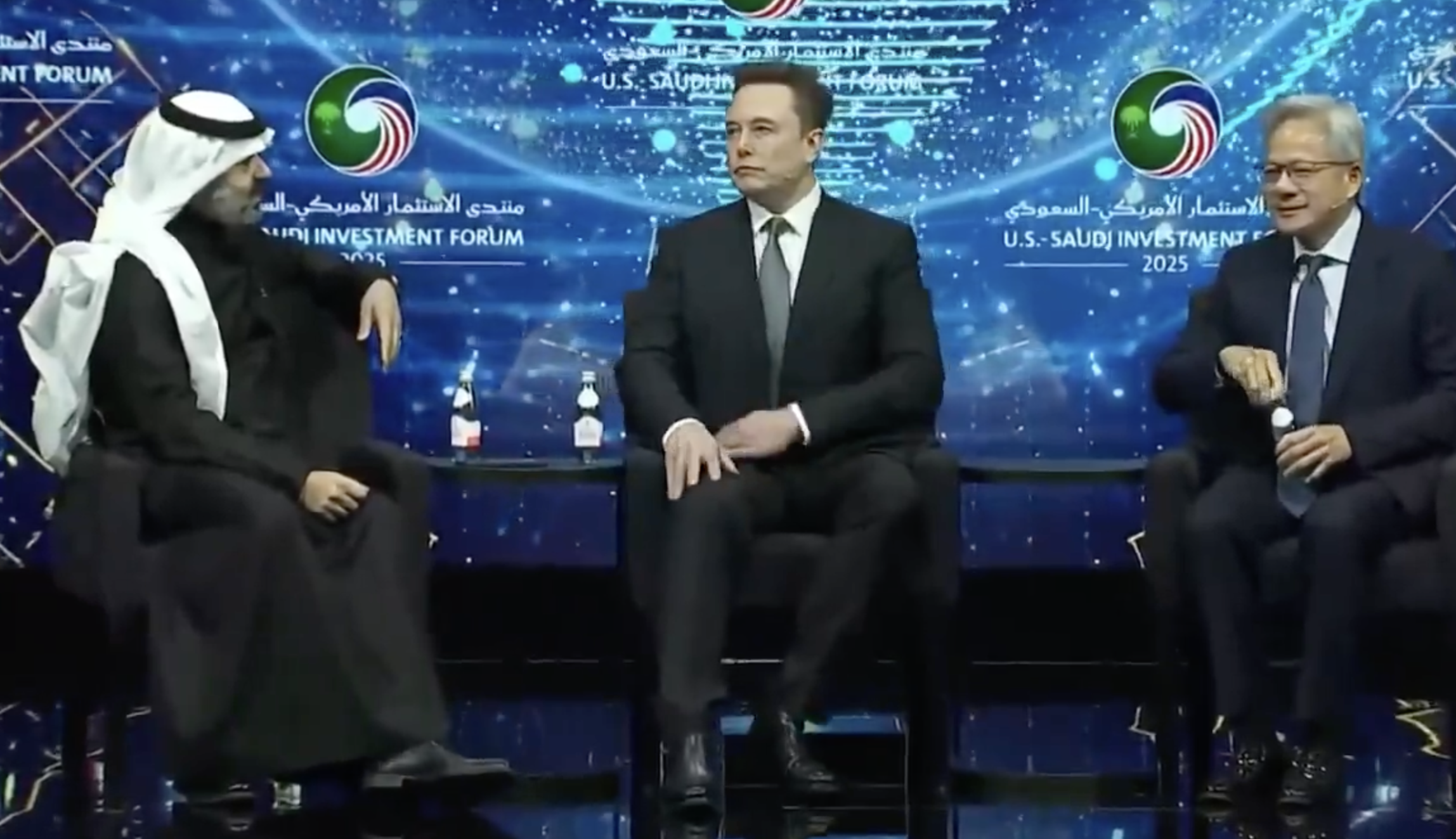 价值6万亿美元的对话！马斯克：钱没意义了，黄教主沉默了10秒