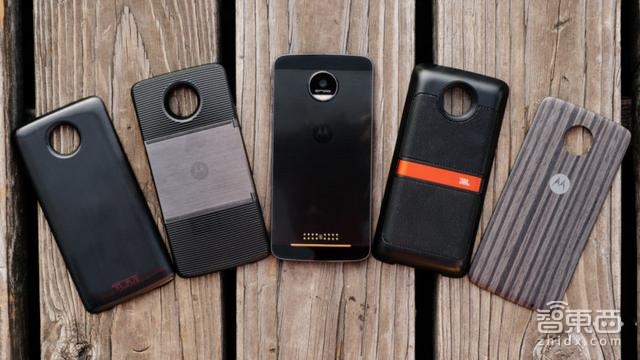 智东西晚报:俄罗斯人形机器人能开车上路 GoPro业务调整裁员达15%