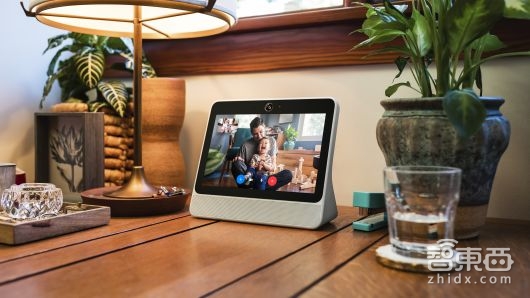 Facebook推首款带屏智能音箱,主打视频社交,拉亚马逊Alexa助阵!