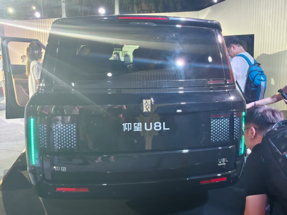 128万起!比亚迪车皇开卖,戴24K黄金车标,还能隔空开车窗