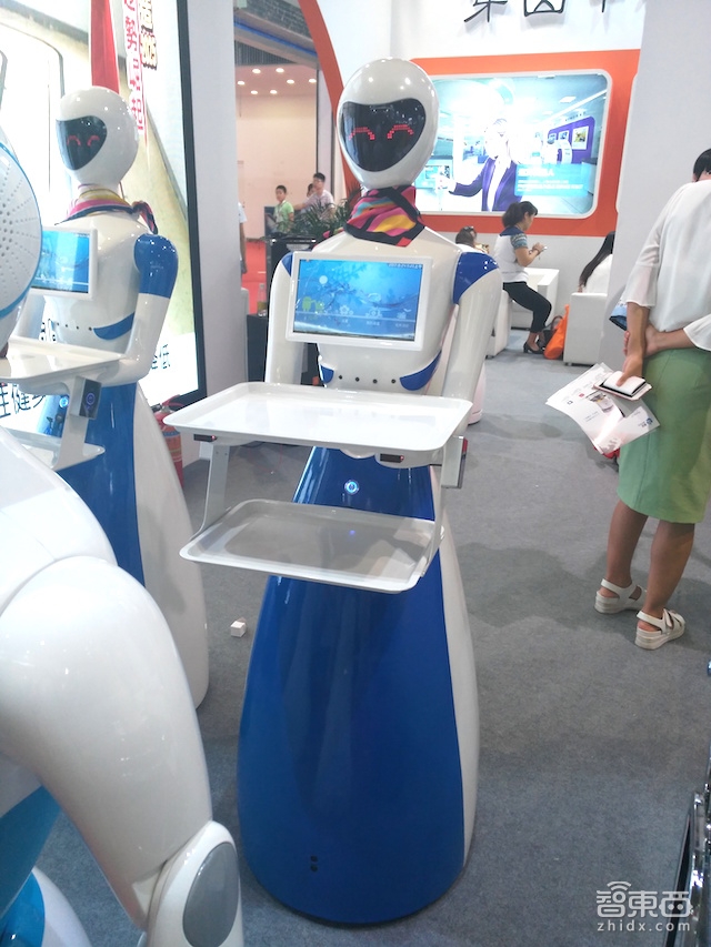 15家井喷入市!服务机器人彻底火了!