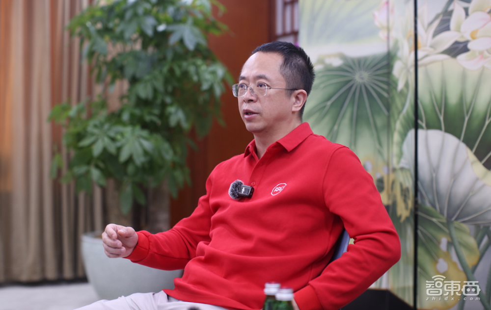 DeepSeek被点名表扬!17位两会代表热议AI,电车牌换配色赢网友狂赞