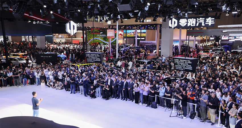 零跑半年报炸裂！官宣有两款旗舰新车，喊出明年百万目标【财报会干货】