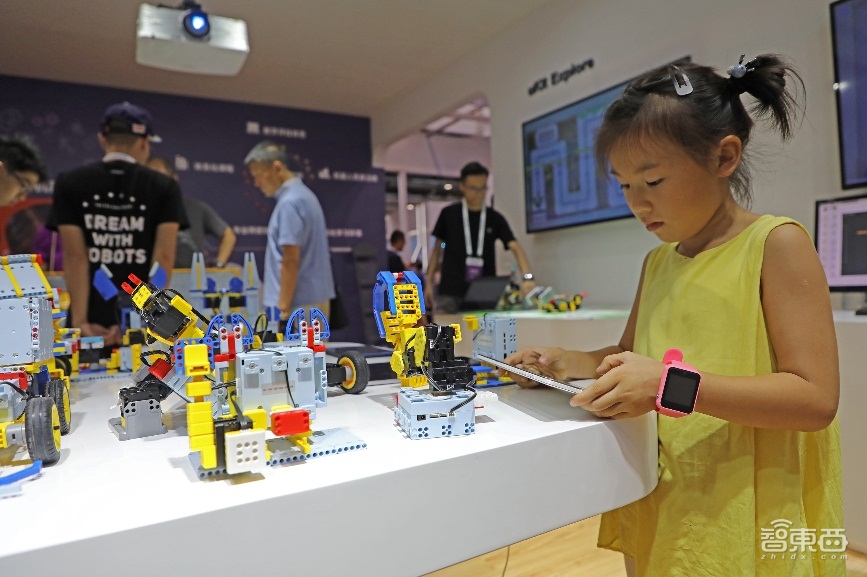 直击AI教育两大痛点!优必选携手知名高校打造科学化教材