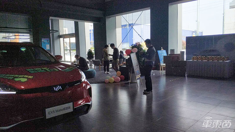 北京电动车市真相调查:特斯拉蔚来卖疯!吉利比亚迪割肉促销