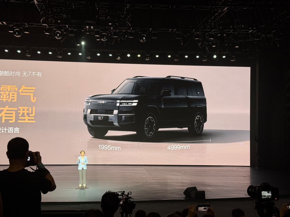 17.98万起！方程豹钛7玩出新花样，无人机、电动滑板随车一起卖