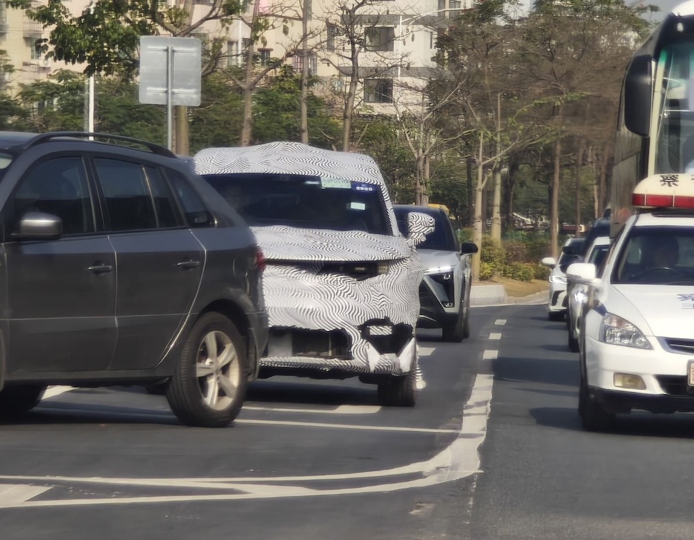 小鹏增程车谍照曝光！传车长5米1续航1400km，最快四季度量产