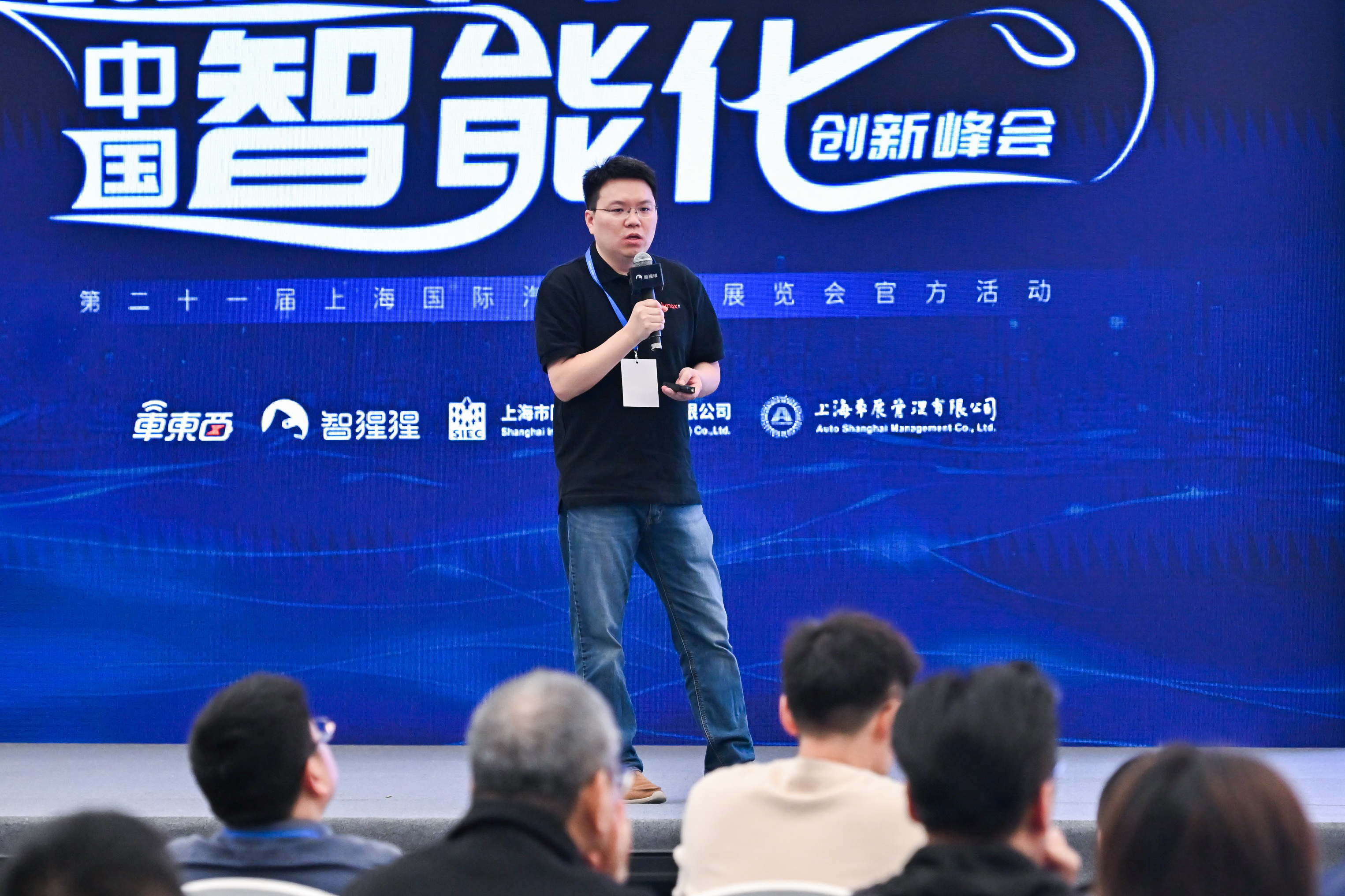 中国汽车产业掀起“AI革命”！汽车智能化创新峰会观点交锋，18位大咖共话智能化下半场