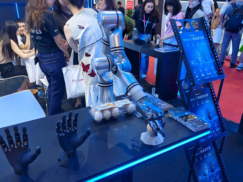 最贵97万搬回家,人形机器人天团涌入北京!暴走2万步玩命逛完,亮点都在这了