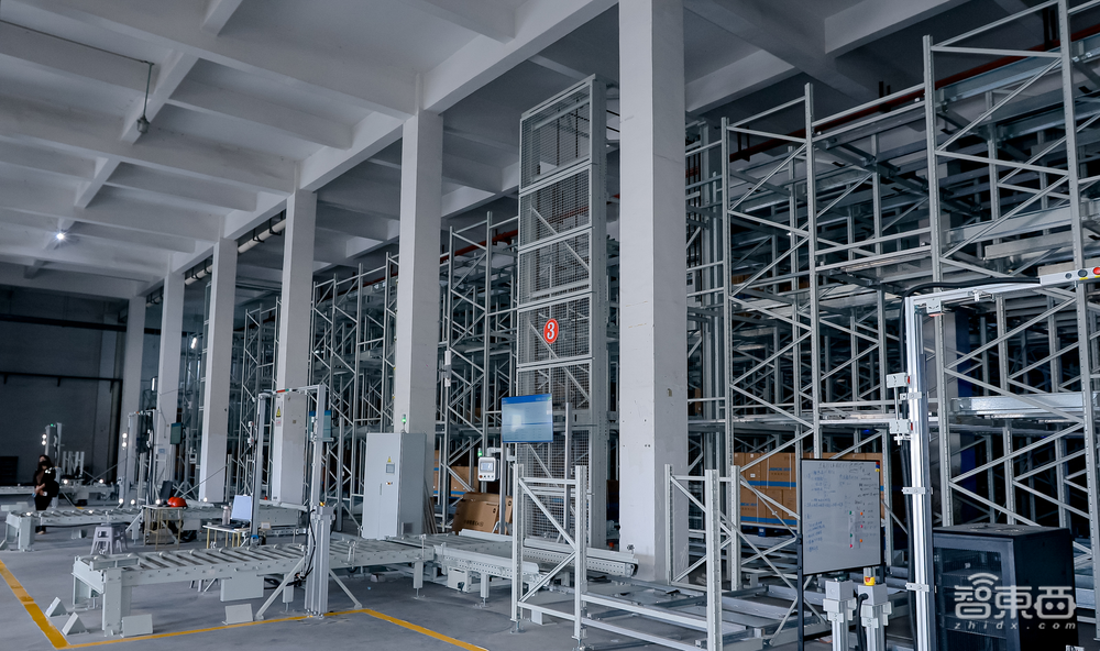 實(shí)地探訪“縫紉機(jī)大王”倉(cāng)庫(kù)，曠視四向車系統(tǒng)助力庫(kù)容增110%