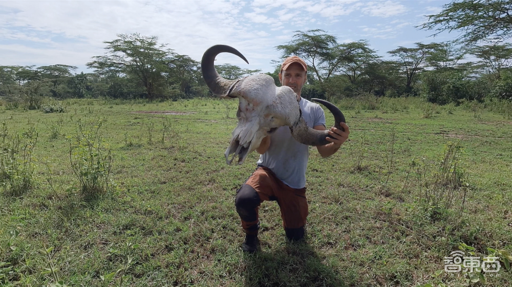 和德爷一起钻木取火,用VR体验东非探险之旅